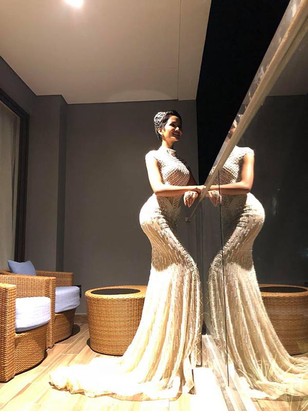 Không ra mặt, nhưng đây là người âm thầm giúp đỡ H’Hen Niê suốt thời gian thi Hoa hậu